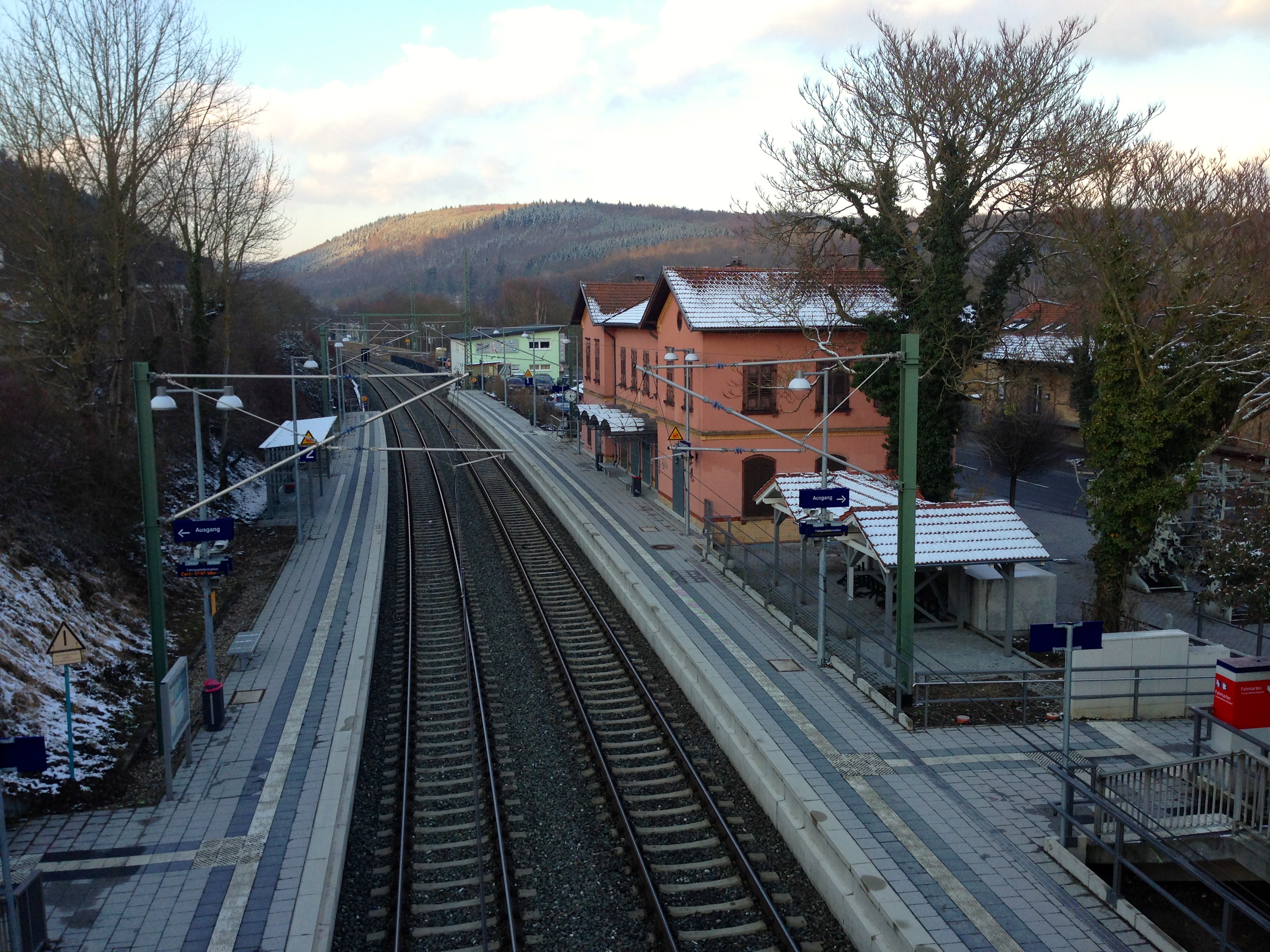Datei:Bahnhof Bammental von oben.jpg