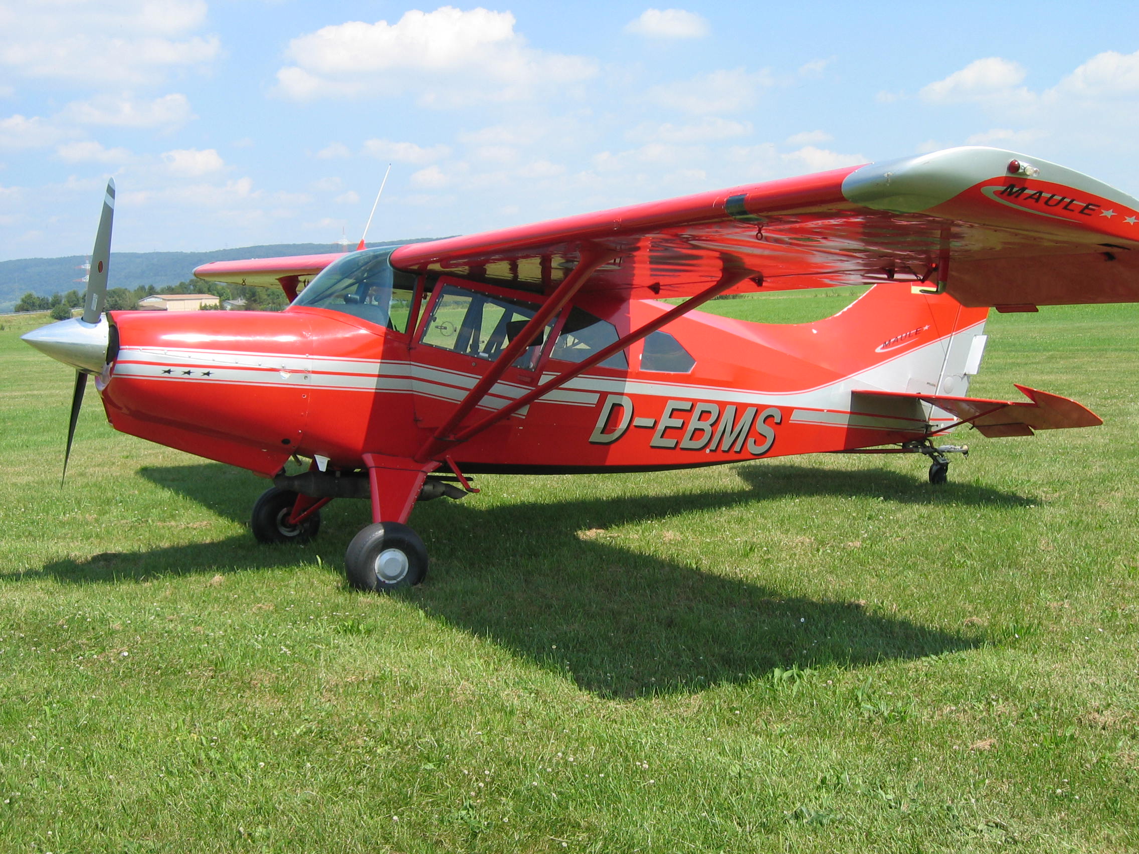 Rotes Motor-Flugzeug