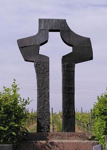 Datei:Modernes Friedhofkreuz Bornheim.jpg
