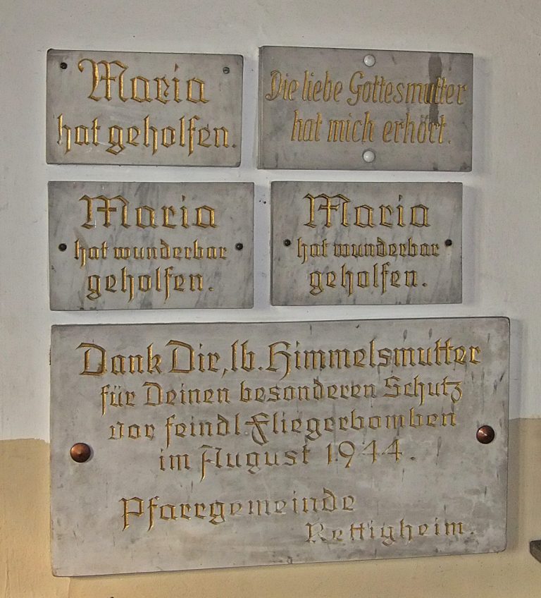 Datei:Waldkapelle Rettigheim Dankestafeln.JPG