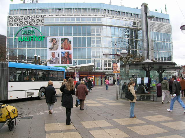 Bushaltestelle mit Blick auf Galeria Kaufhof