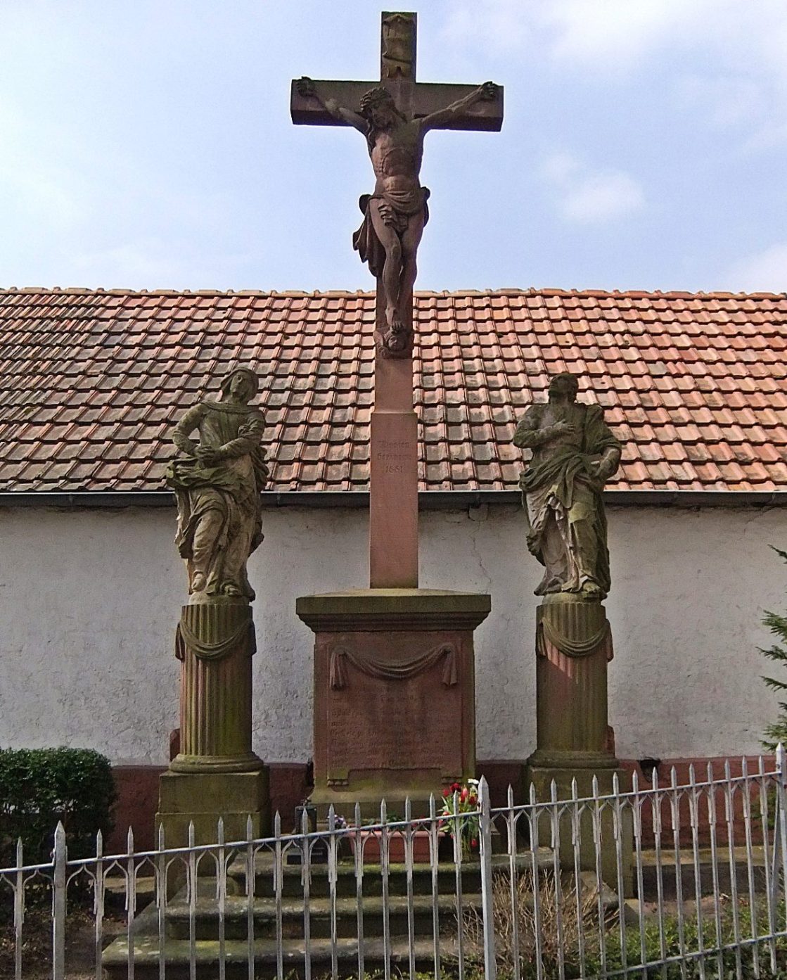 Kreuz nahe der Ostseite