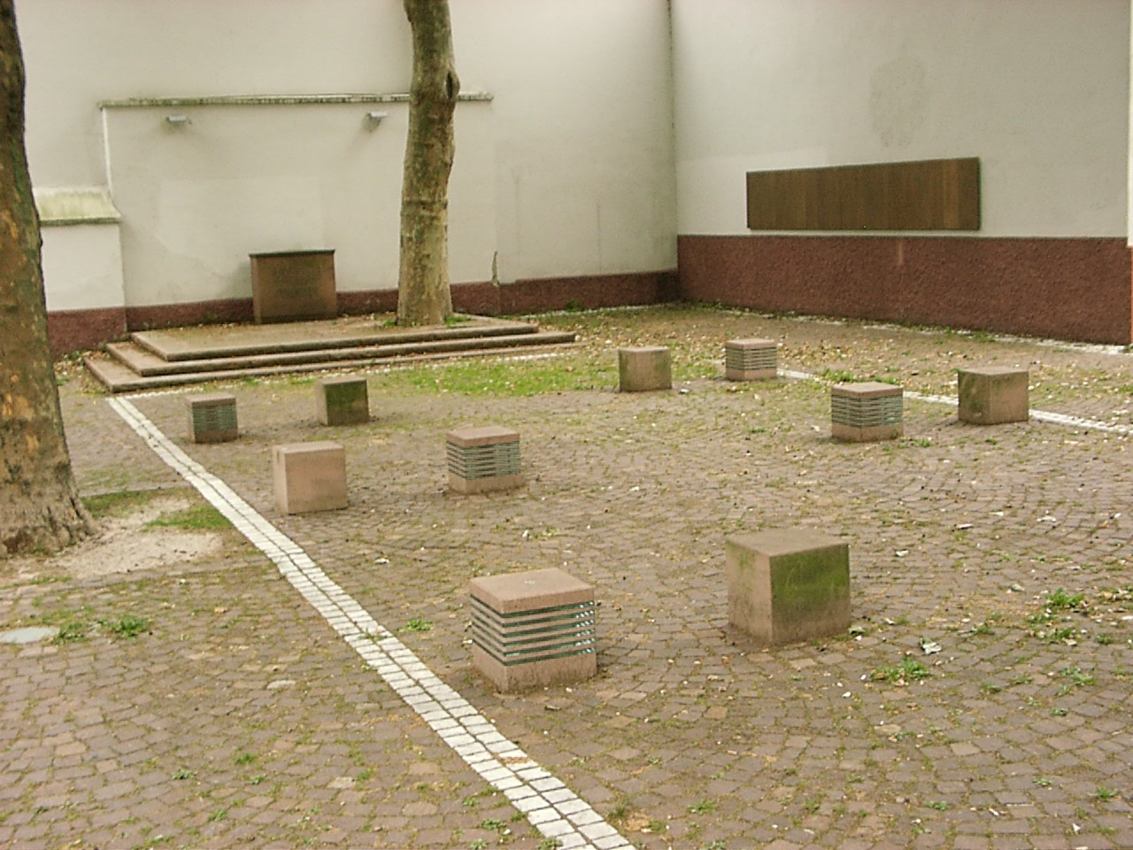 HD-Altstadt Synagogen Platz, Längsrichtung, weiße Pflasterung markiert den Grundriss.