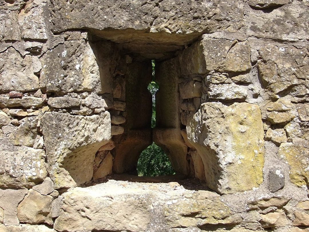 Blick durch ein "Fenster" nahe des Wehrturms