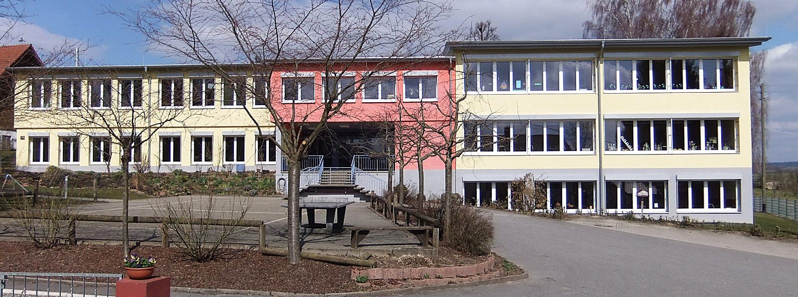 Datei:Gebrüder-Grimm-Schule Daudenzell.JPG