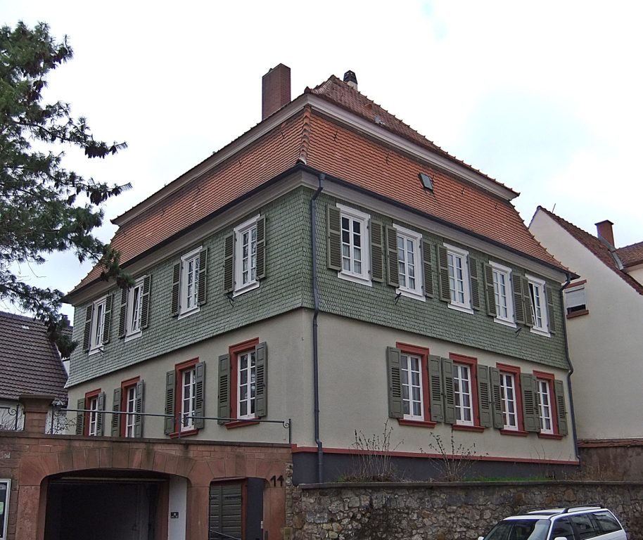 Hemsbach, Katholisches Pfarrhaus neben der Kirche St. Laurentius