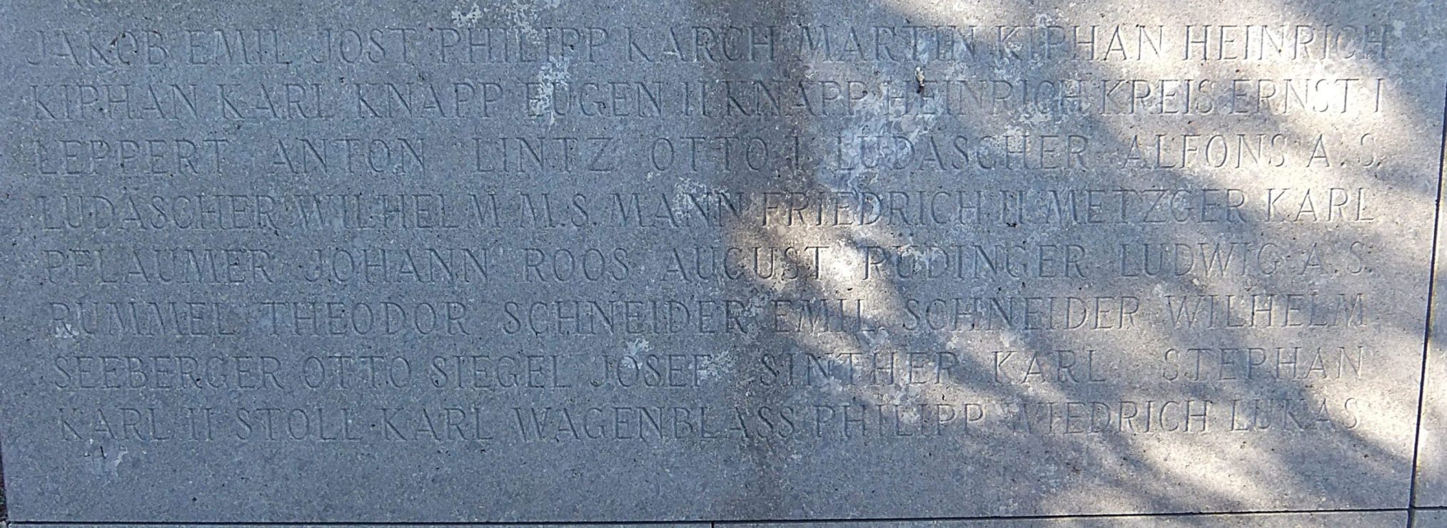 Inschrift auf der Innenseite des linken Steins