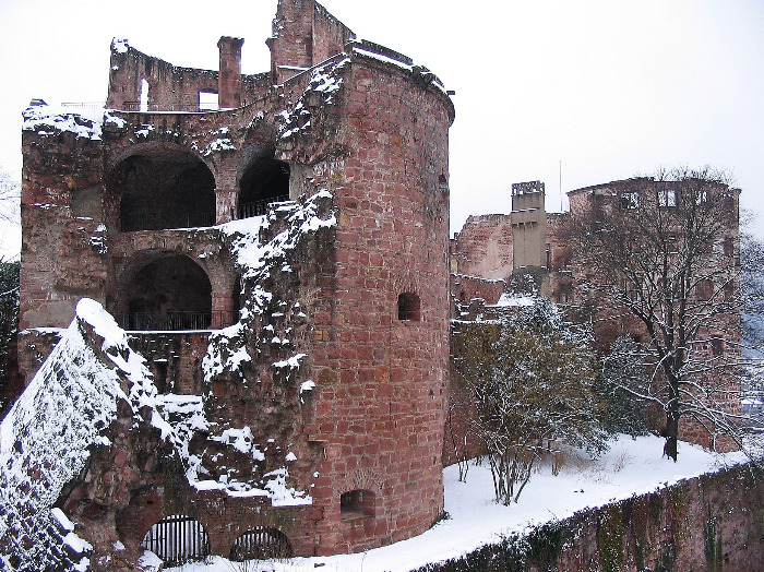 Pulverturm auf dem Heidelberger Schloss im Winter.