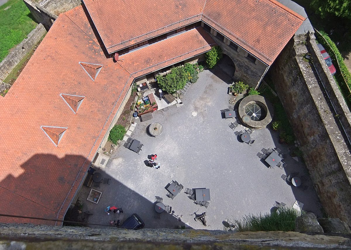 Blick vom Bergfried auf den Burghof