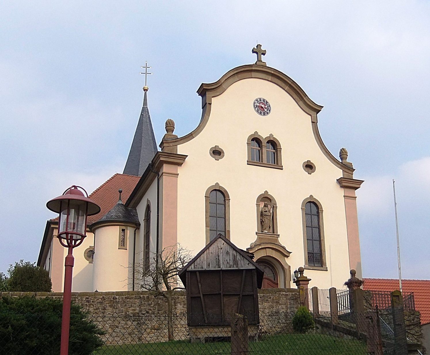 Datei:Heilig-Kreuz-Kirche Balzfeld 2.JPG