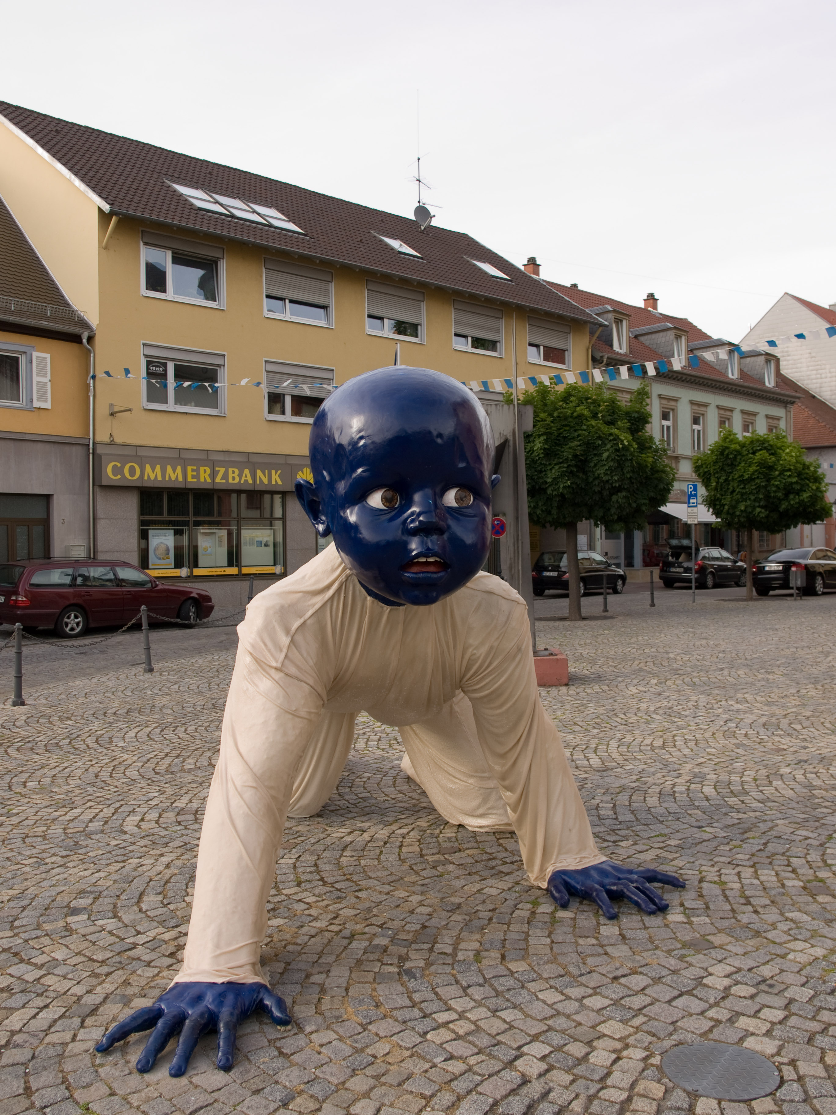 Datei:Schwetzingen Kunstausstellung Blue Baby-1.jpg