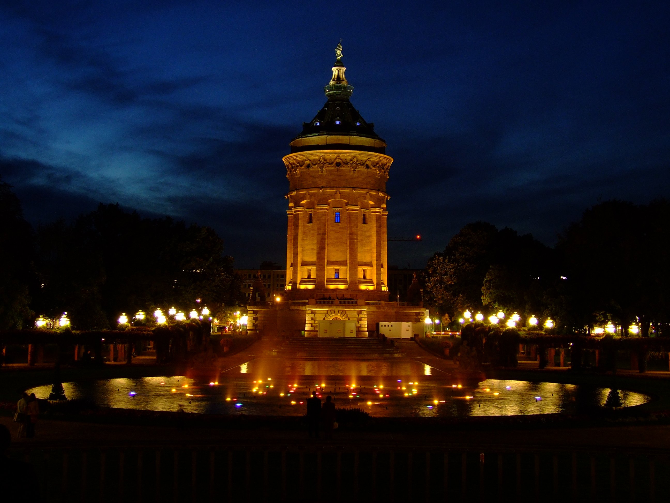 Datei:Mannheim Wasserturm Nacht 2.jpg