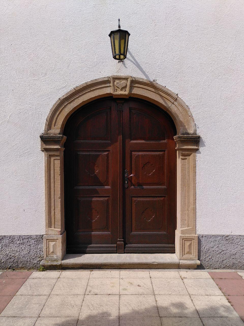 Eingang mit der Jahreszahl 1739