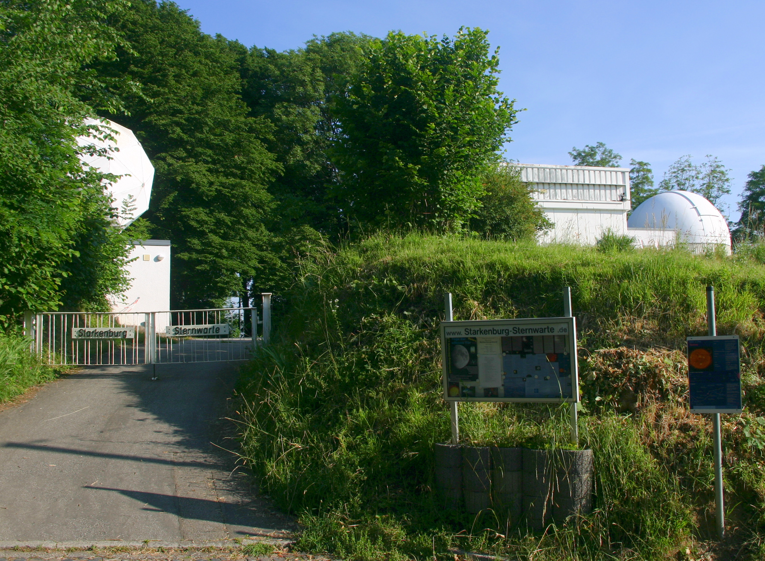 Datei:Heppenheim Sternwarte Einfahrt.jpg