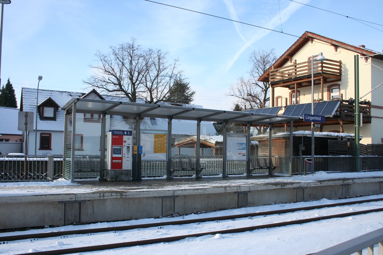 Lingenfeld, Bahnhof Lingenfeld, Gleis 1, vom Bahnübergang aus