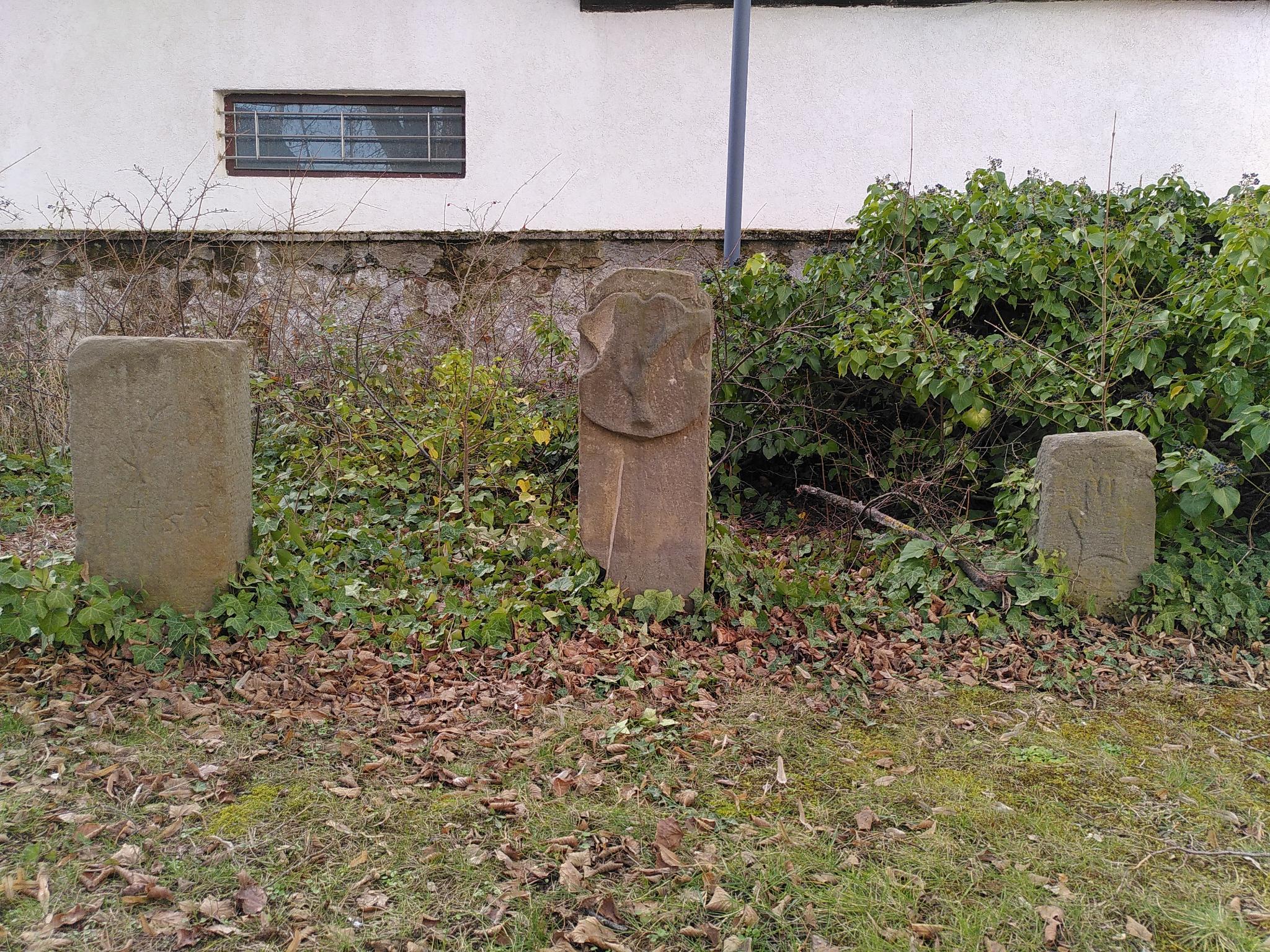 Grabsteine auf dem Kirchengelände