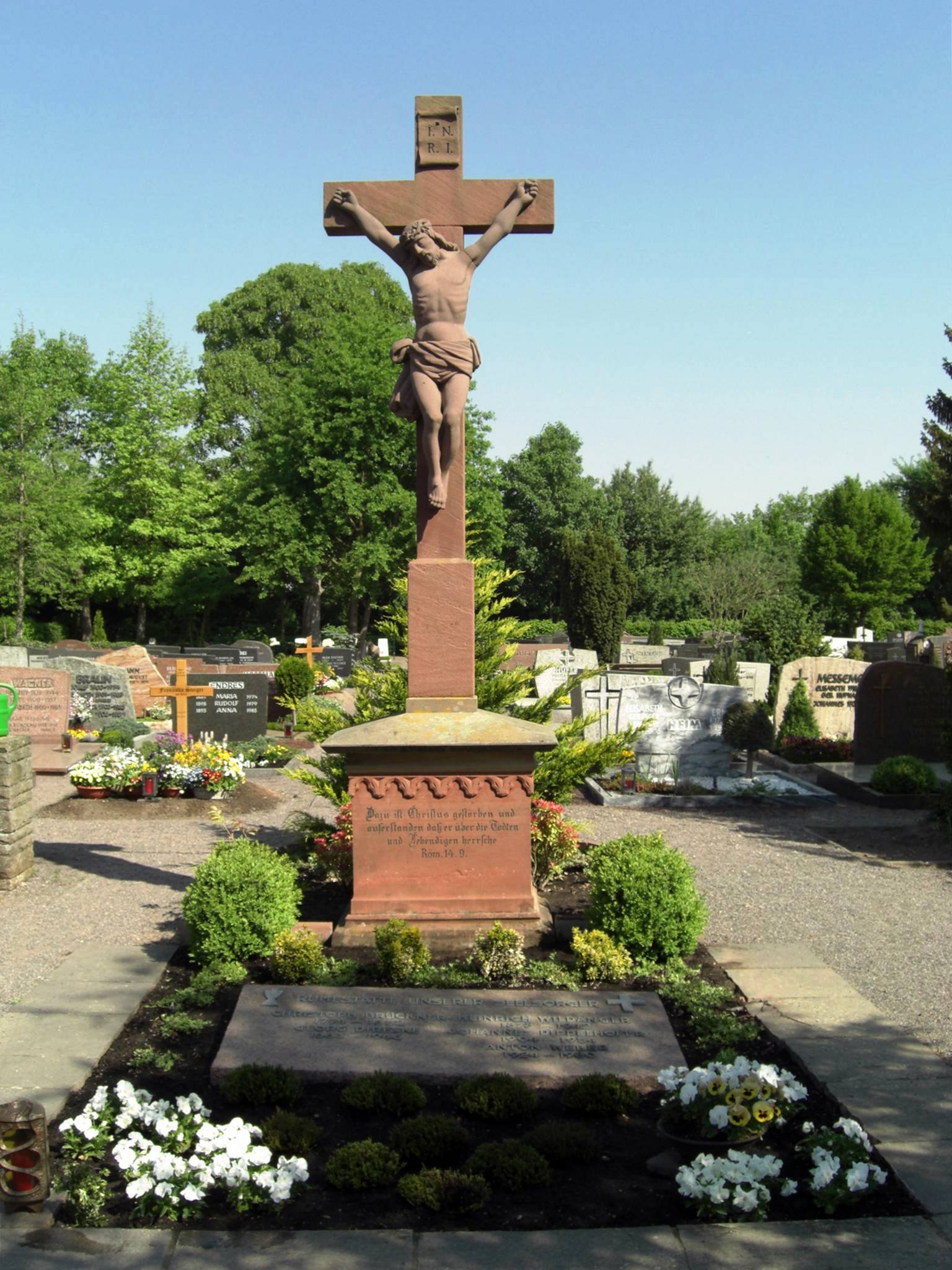 Datei:Friedhof Harthausen Kreuz.JPG