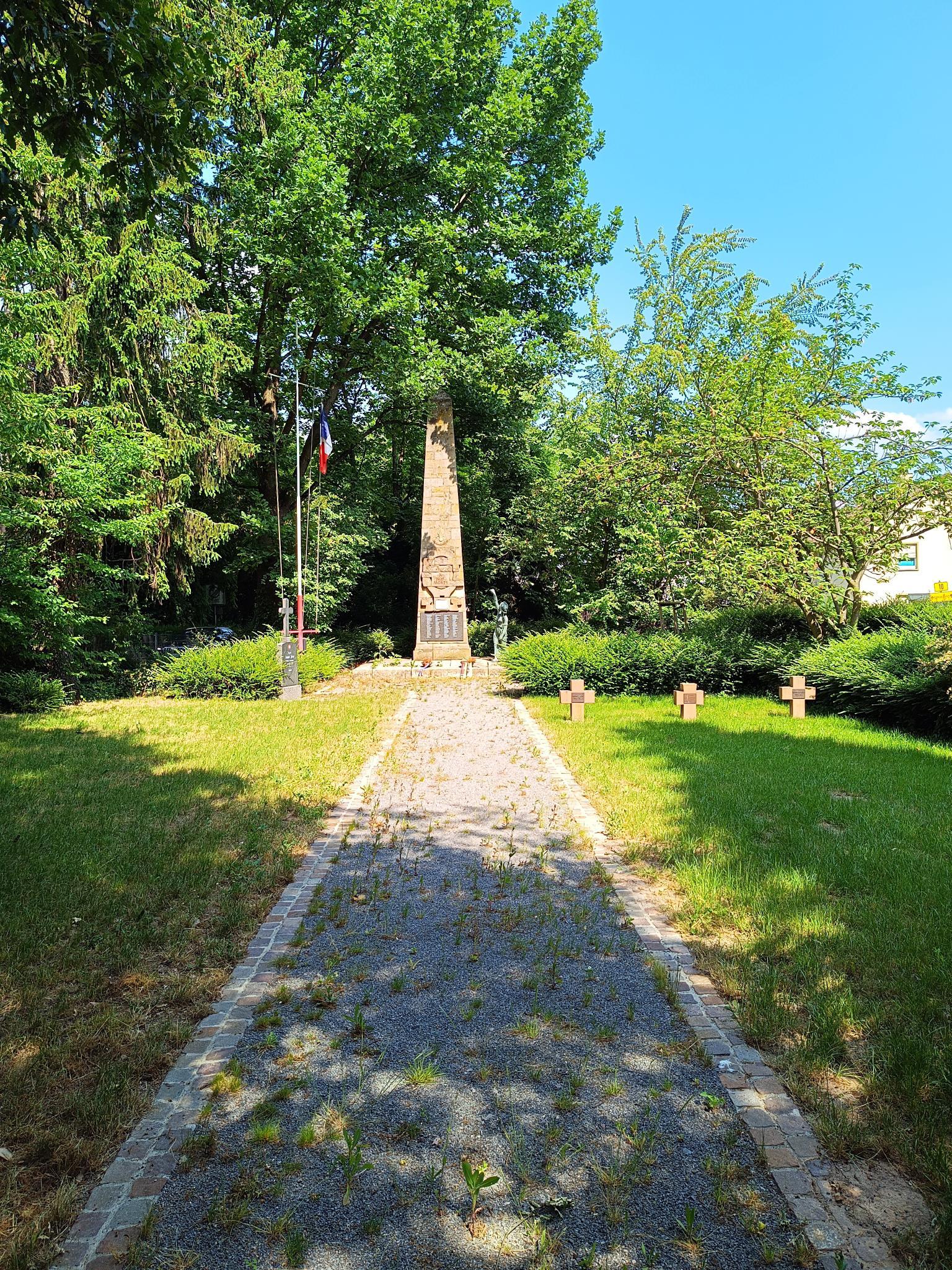 Obelisk und französische Kriegsgräber
