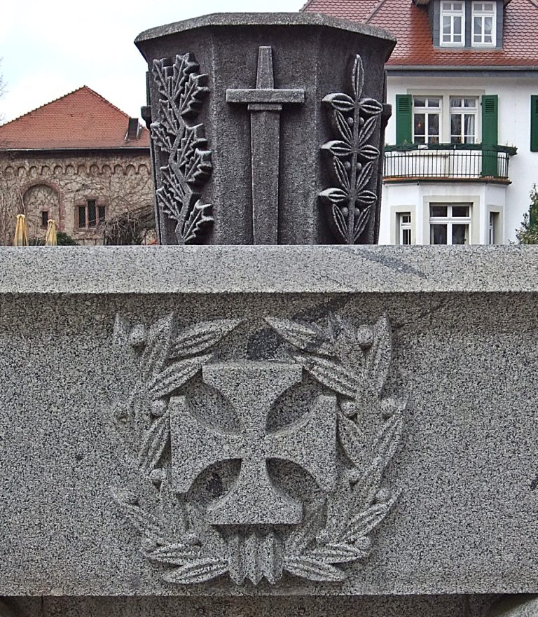 EK am Gefallenendenkmal für die Opfer des Ersten Weltkrieges in Form eines Brunnens vor dem Hemsbacher Rathaus