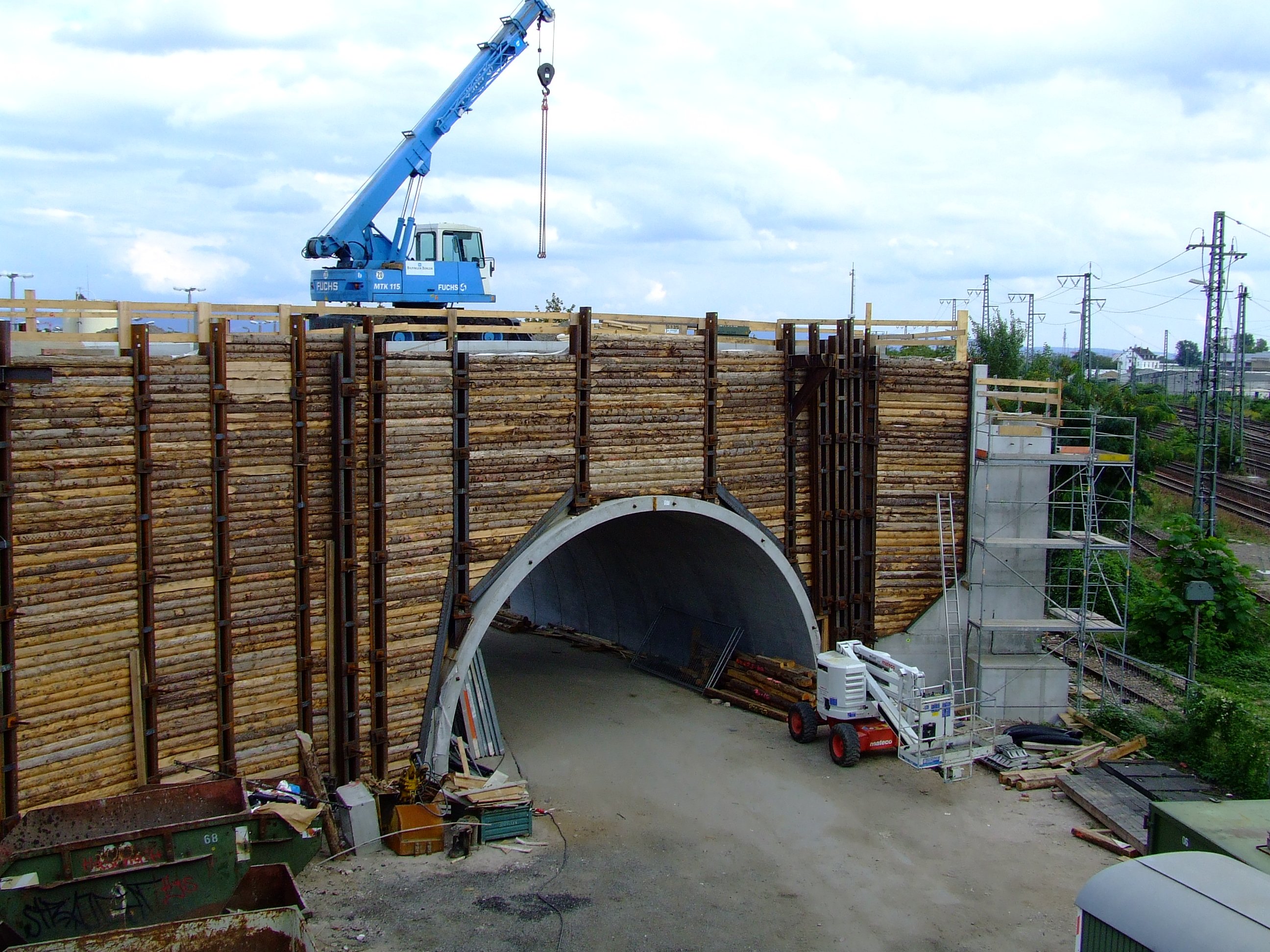 Die temporäre Ersatzbrücke für den Neckarauer Übergang wird gebaut