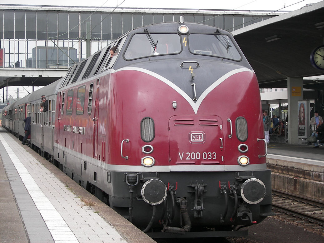 Datei:Plandampf 2007 Historische Diesellok V200 033 im Hbf Heidelberg 01.jpg