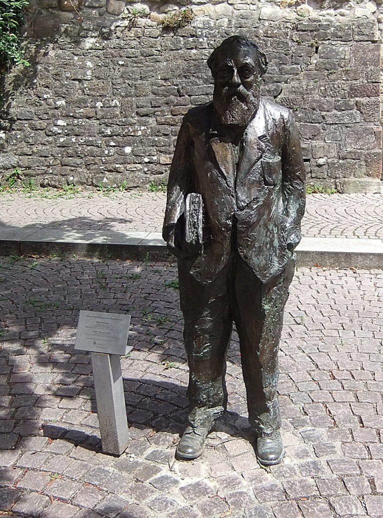 Datei:Martin-Buber-Statue Heppenheim.JPG