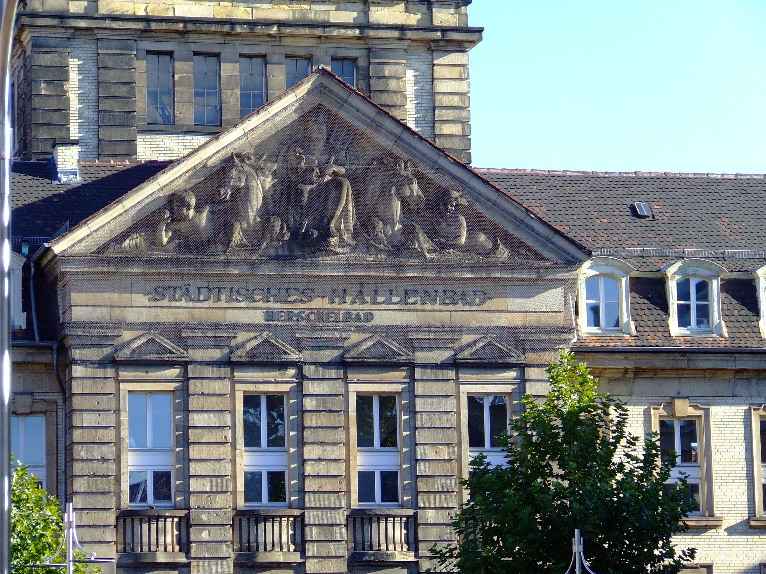 Fassade des Herschelbads in Mannheim