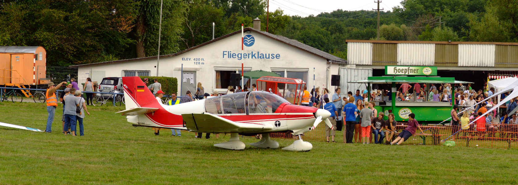 Datei:FSG Letzenberg-Malsch Flugplatzfest 2011 Pano3 dscf1275-dscf1279 1677x600 LQ.jpg