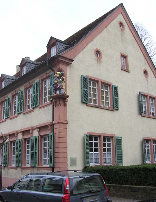 Dreikönigstraße, Heiligenfiguren an Wohnhaus