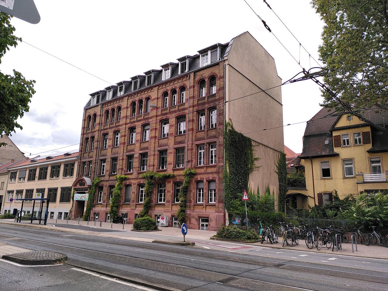 2023 Volkshochschule Heidelberg 01 seitlich rechts.jpg