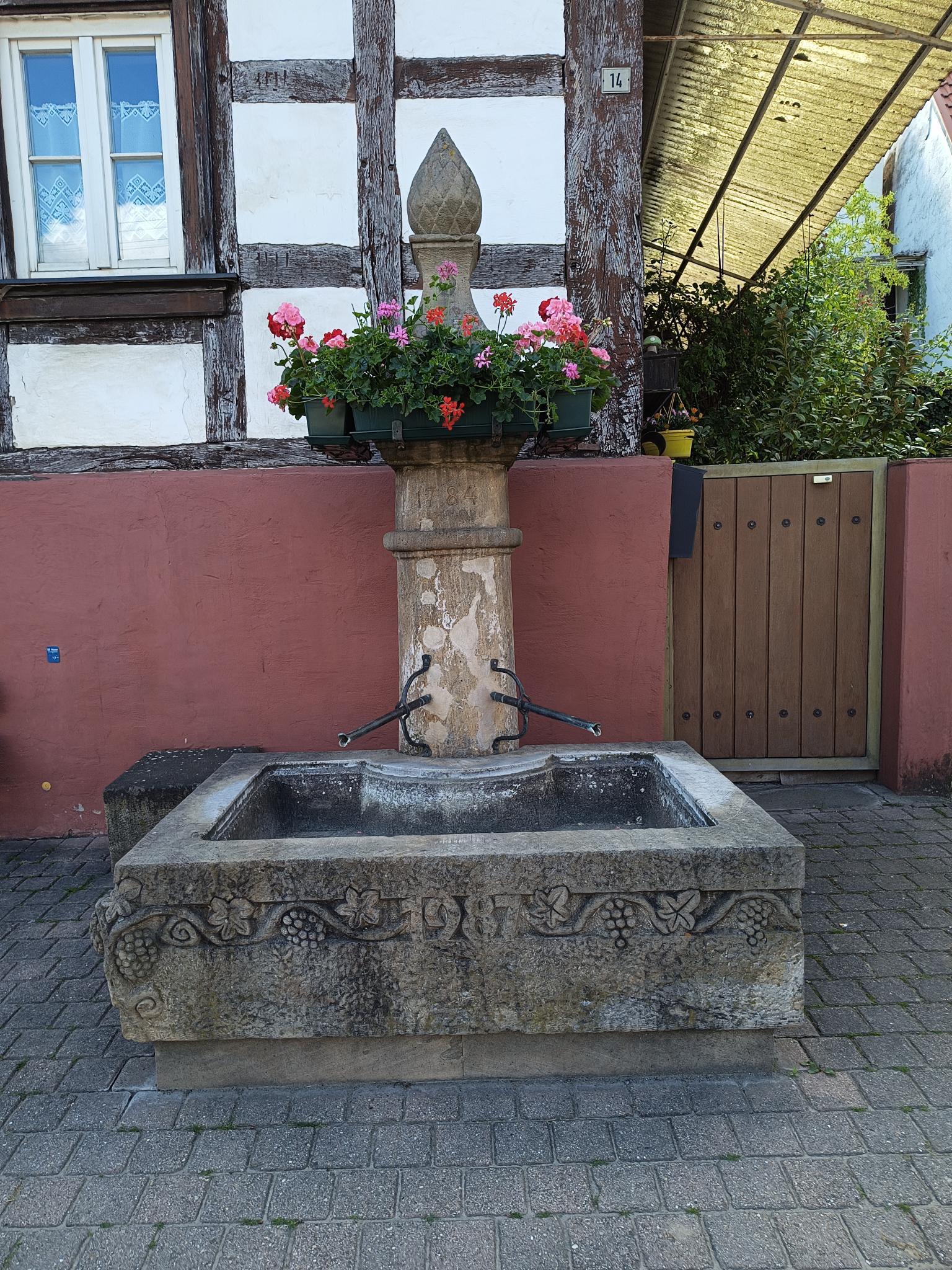 Datei:Dorfbrunnen Impflingen.jpeg