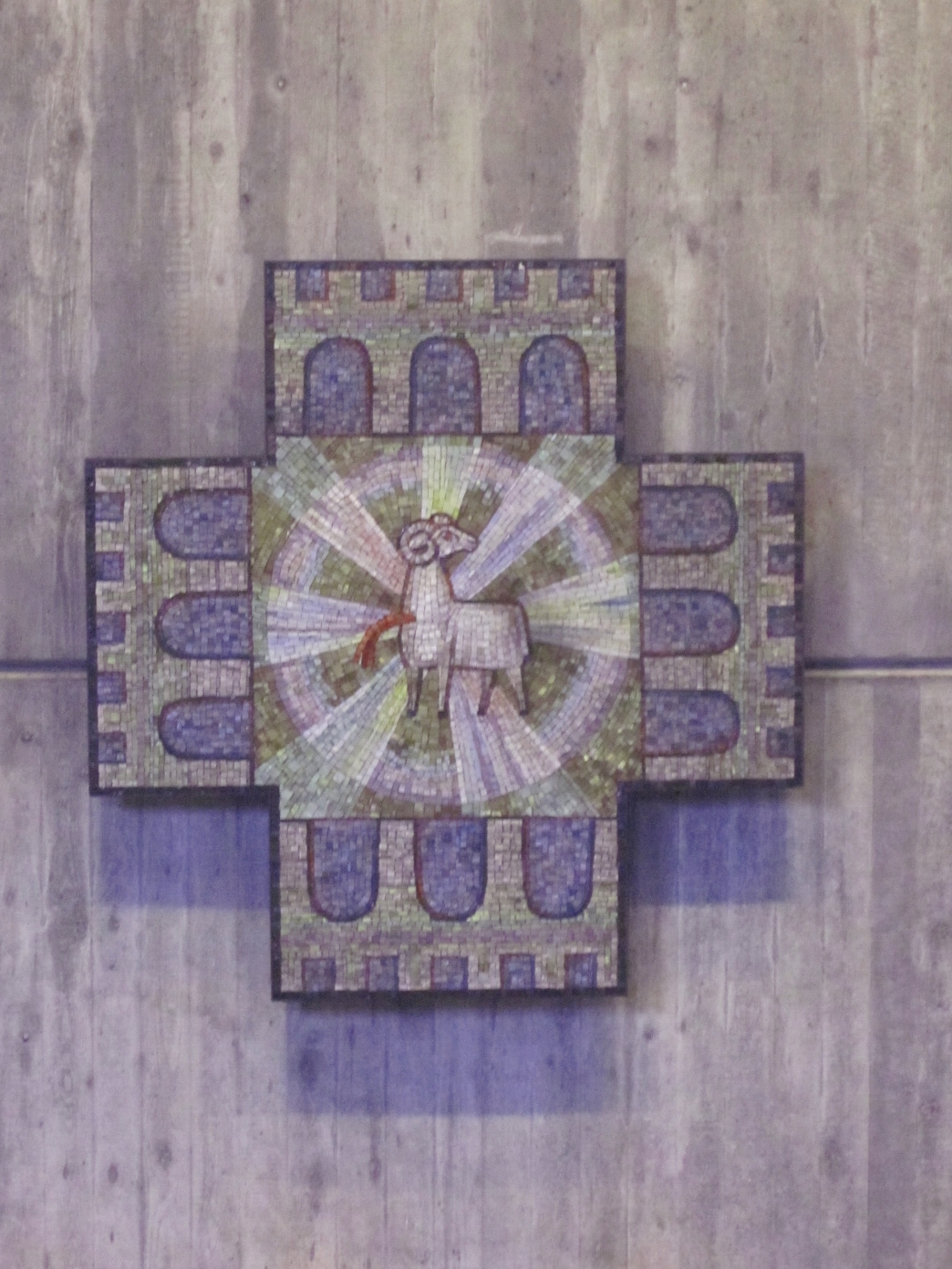 Über dem Altar:Mosaik von Eva Limberg Das Blut des Lammes - das himmlische Jerusalem;