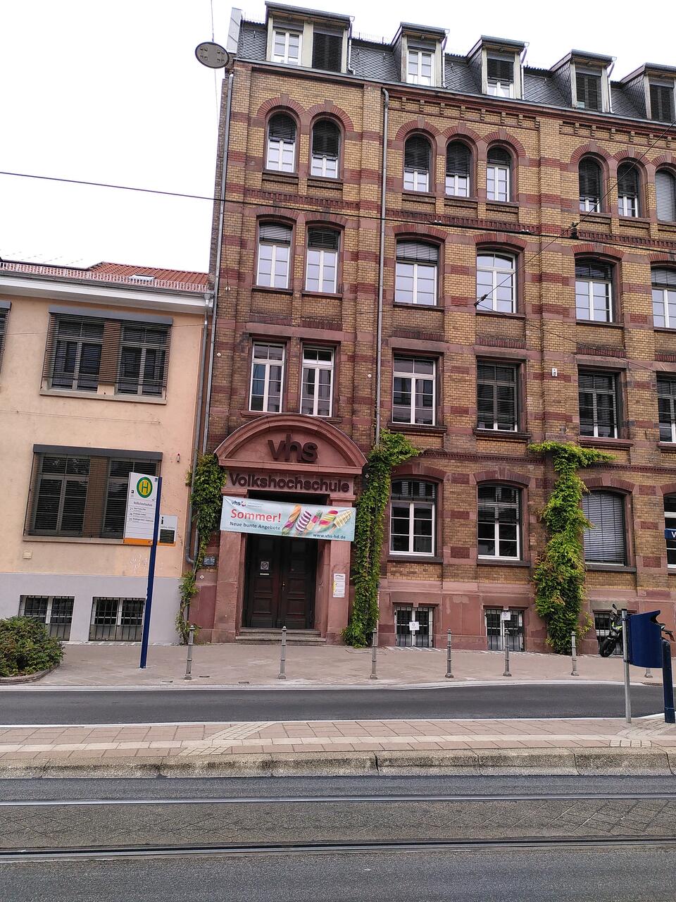 Datei:2023 Volkshochschule Heidelberg 04 Eingangsbereich.jpg