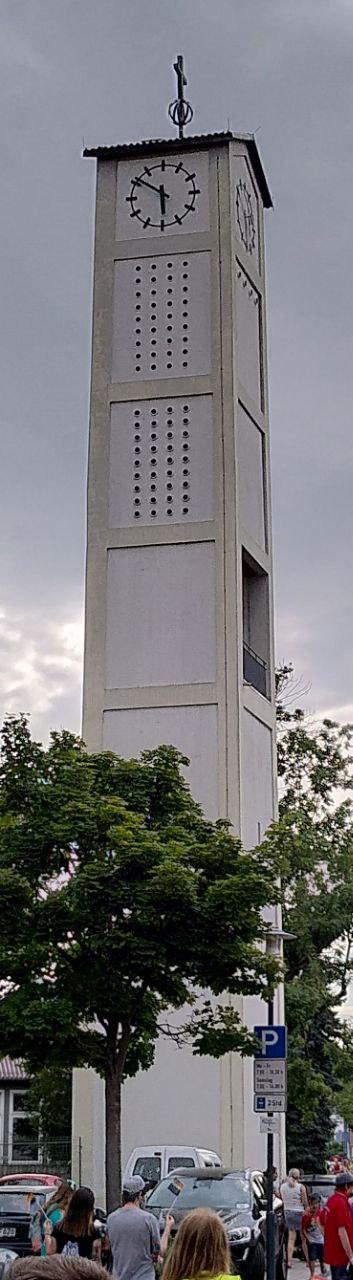 Datei:Evangelische Kirche Oftersheim Turm.jpg