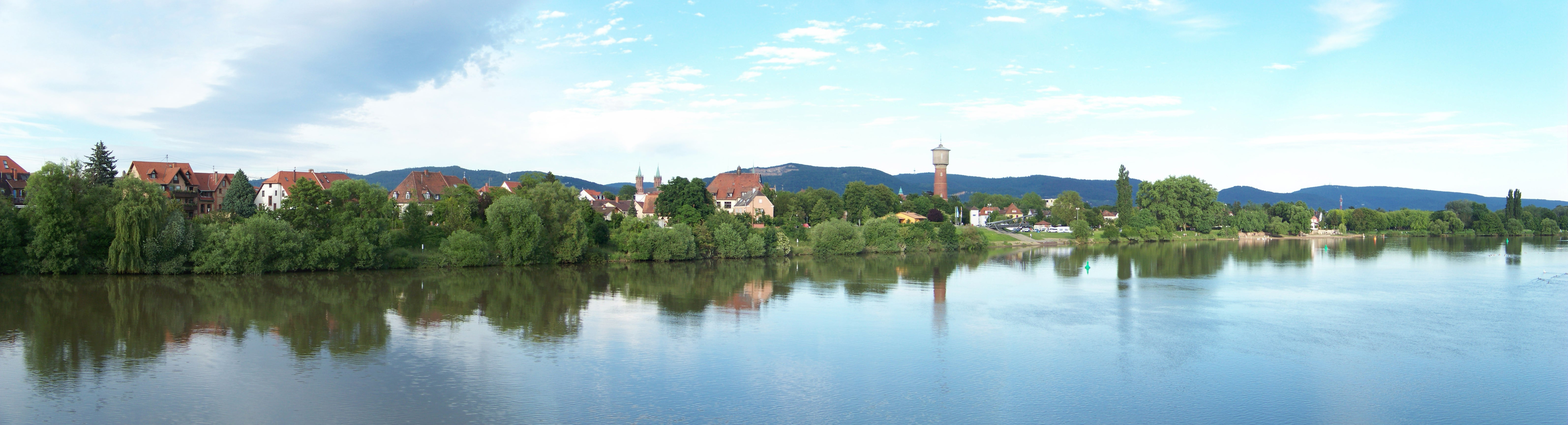 Ladenburgs Neckarufer (von Neckarhausen aus gesehen)