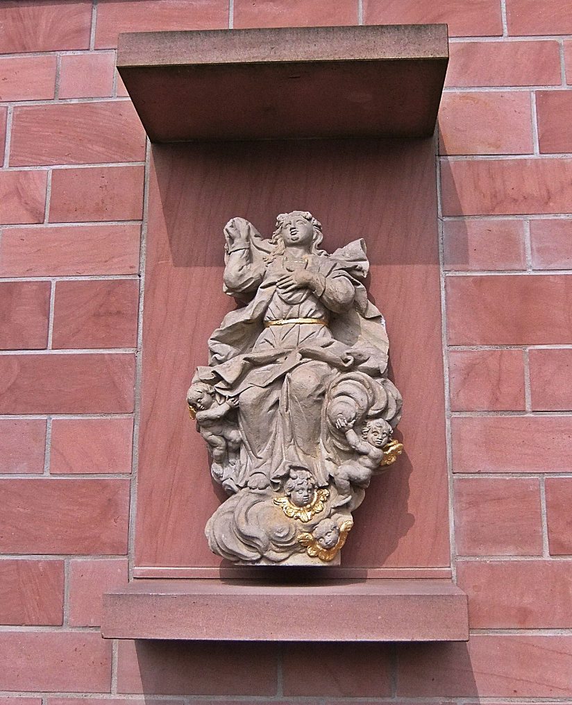 Figur nahe der Kirche