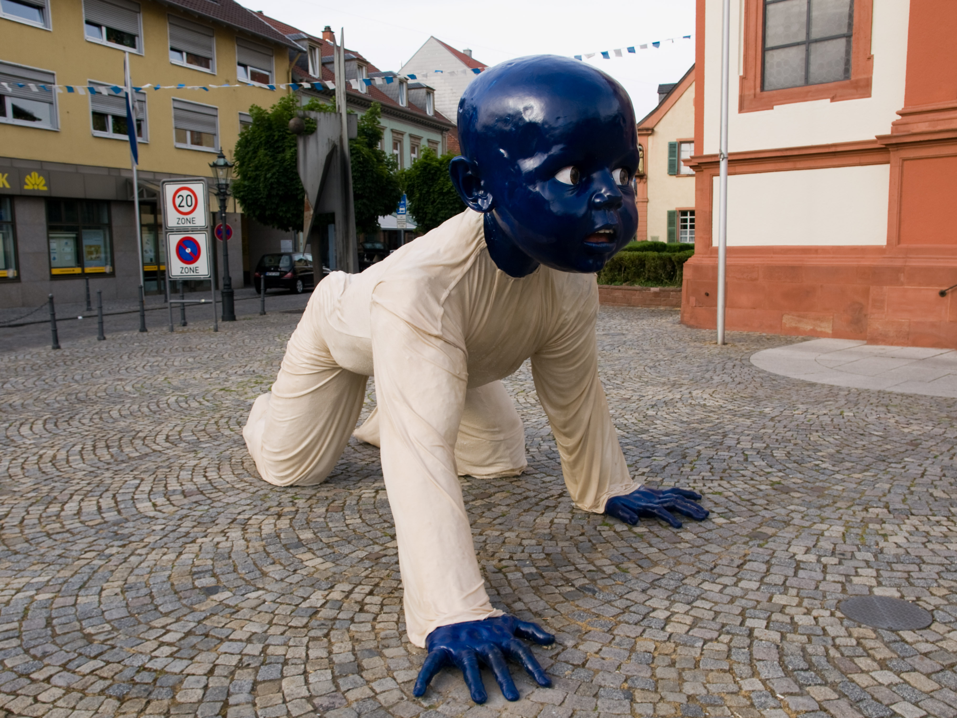 Datei:Schwetzingen Kunstausstellung Blue Baby-2.jpg