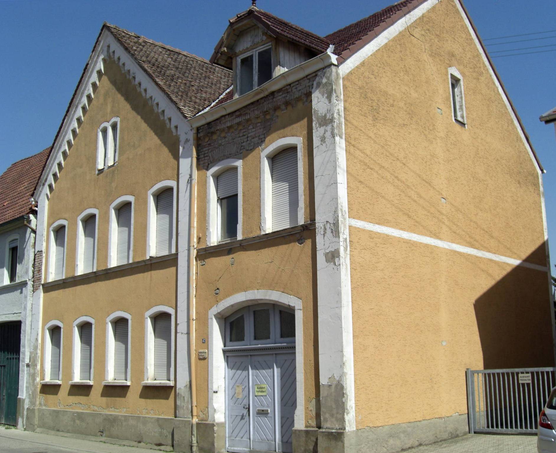 Das leerstehende evangelische Pfarrhaus, erbaut 1863
