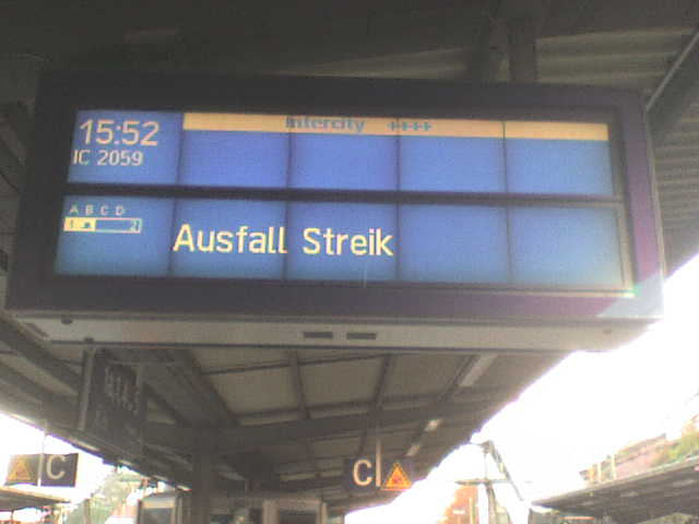 Datei:Bahn Anzeigetafel Streik.jpg