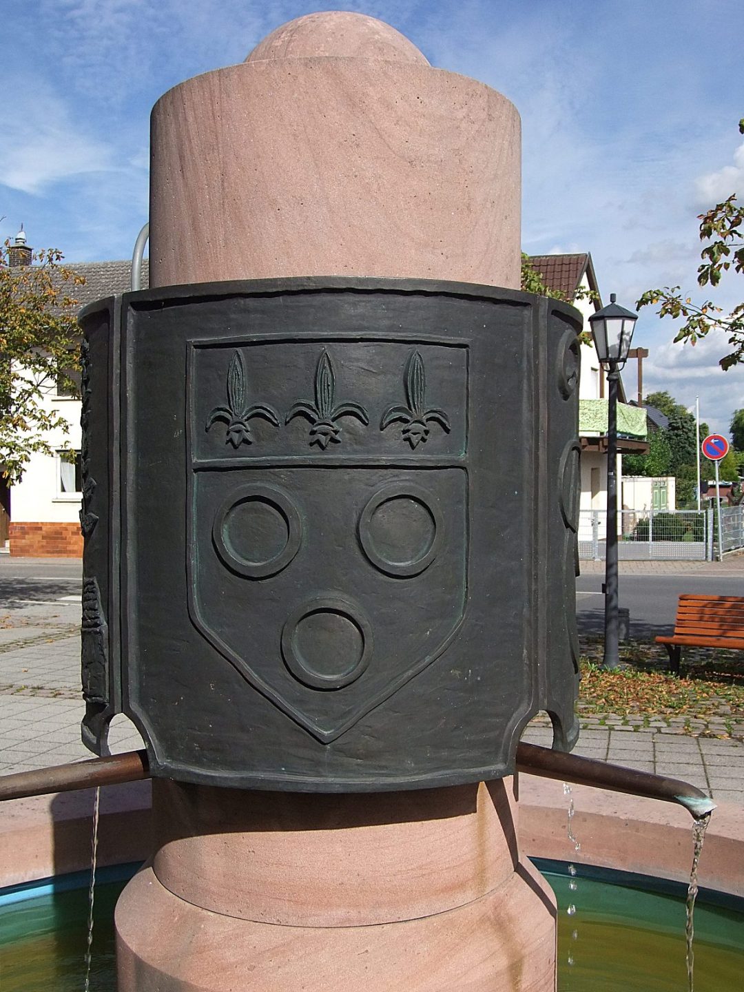 Wappen von Jargeau am Brunnenstock