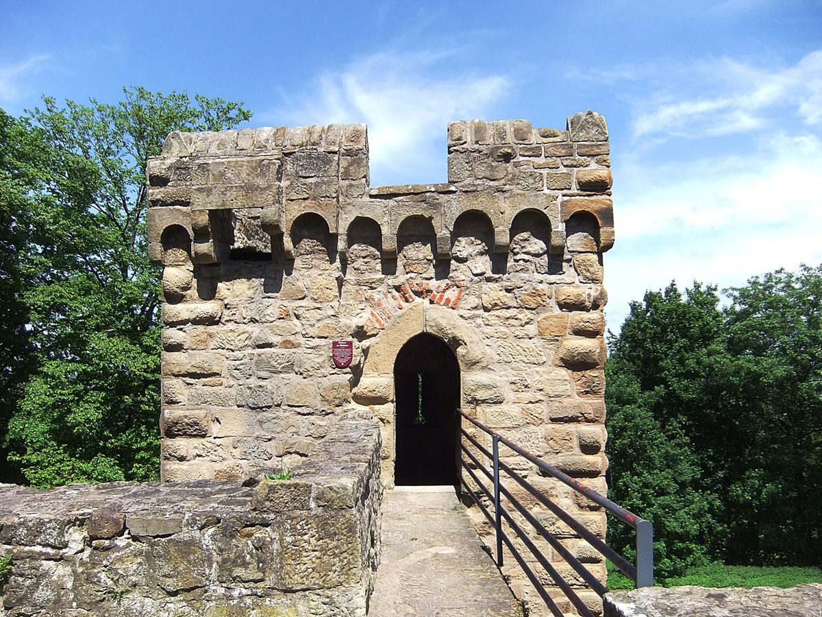 Datei:Wehrturm Burg Steinsberg 01.JPG