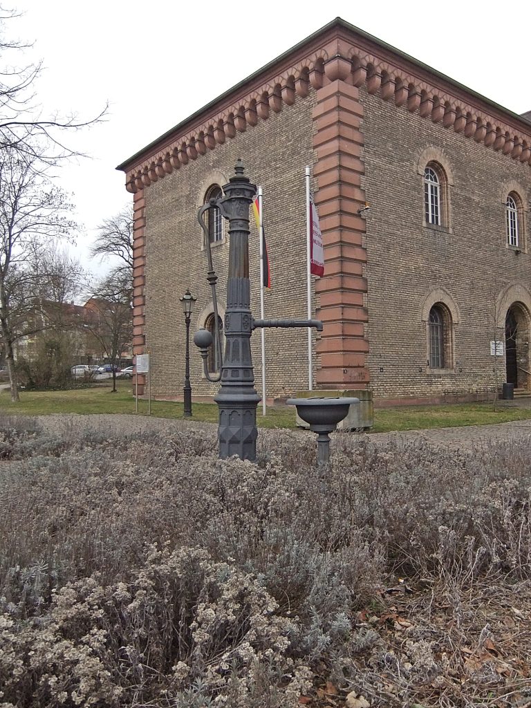 Datei:Germersheim Ludwigstor Brunnen.JPG