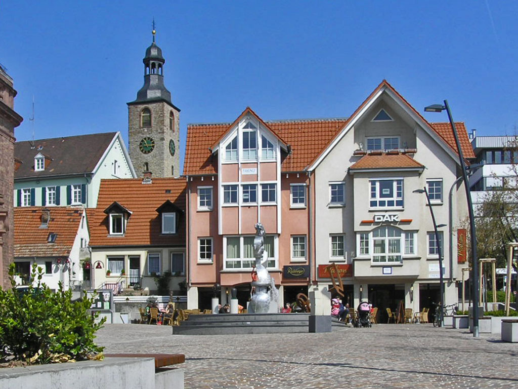Wiesloch – Adenauerplatz mit der Brunnengalerie.