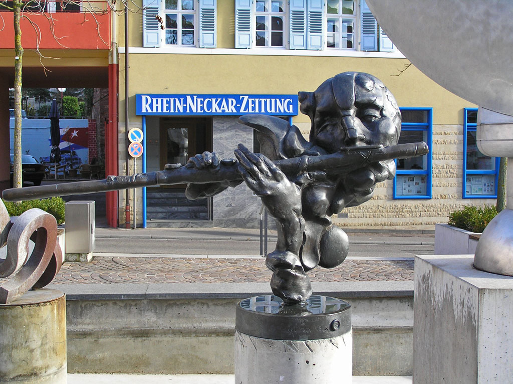 Datei:Wiesloch-Adenauerplatz-BruGal-KFronPlastik-02.jpg