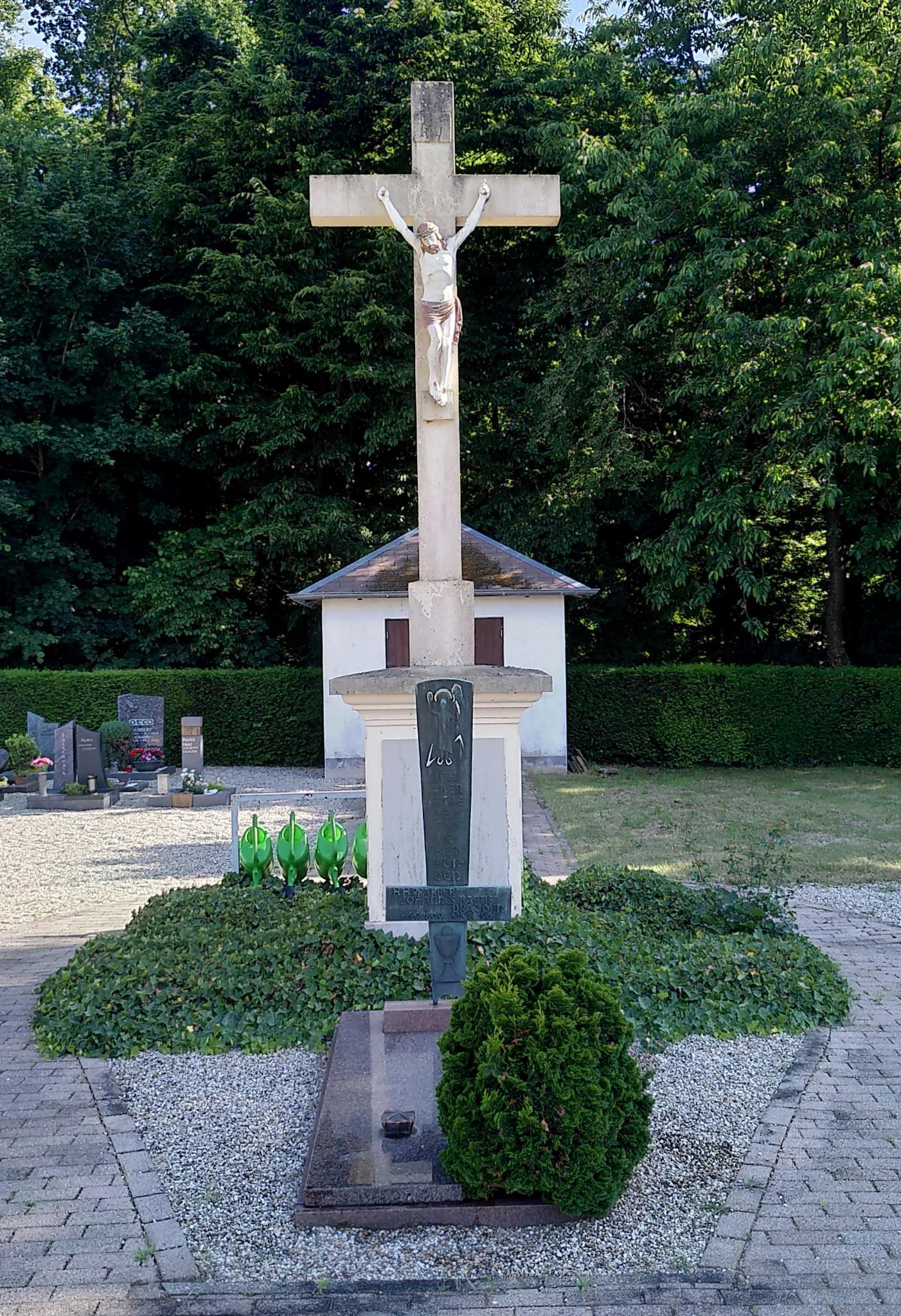 Datei:Friedhofkreuz Scheibenhardt .jpeg