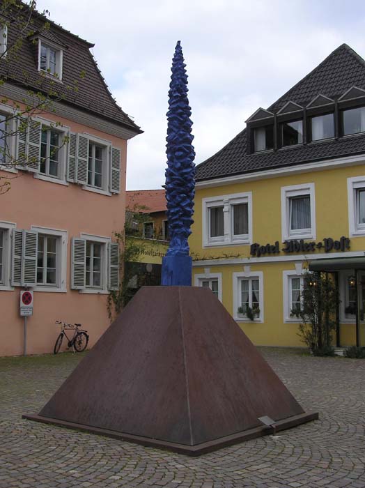 Plastik "Pyramidenpappel" von Stefan Pietryga, beim Schwetzinger Schloss