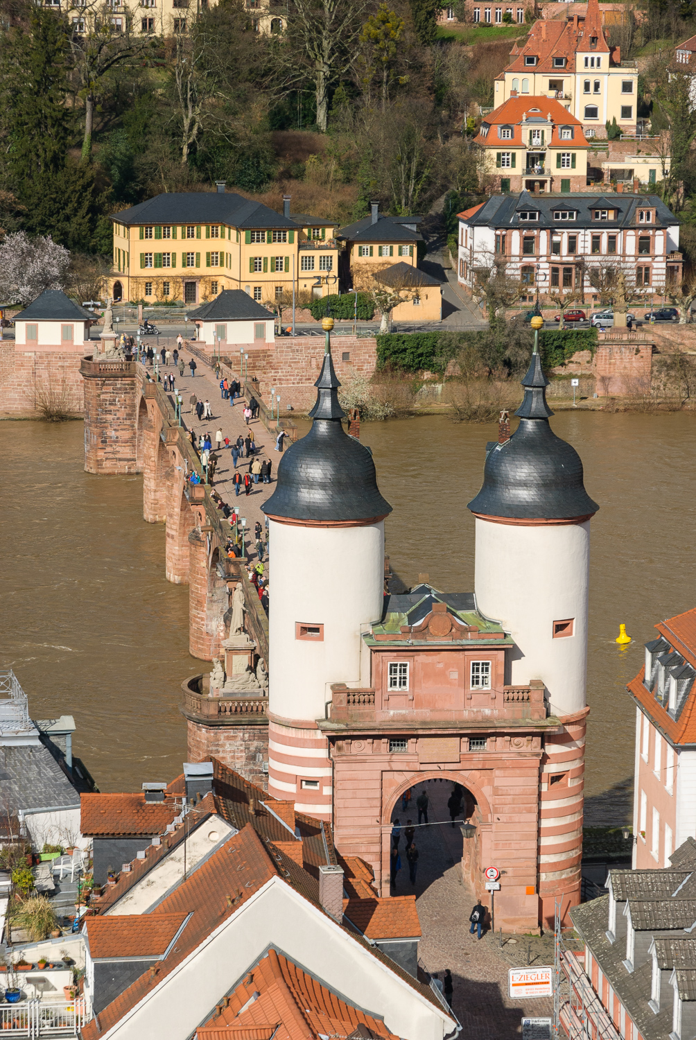 Alte Brücke über den Neckar in Heidelbergs Altstadt