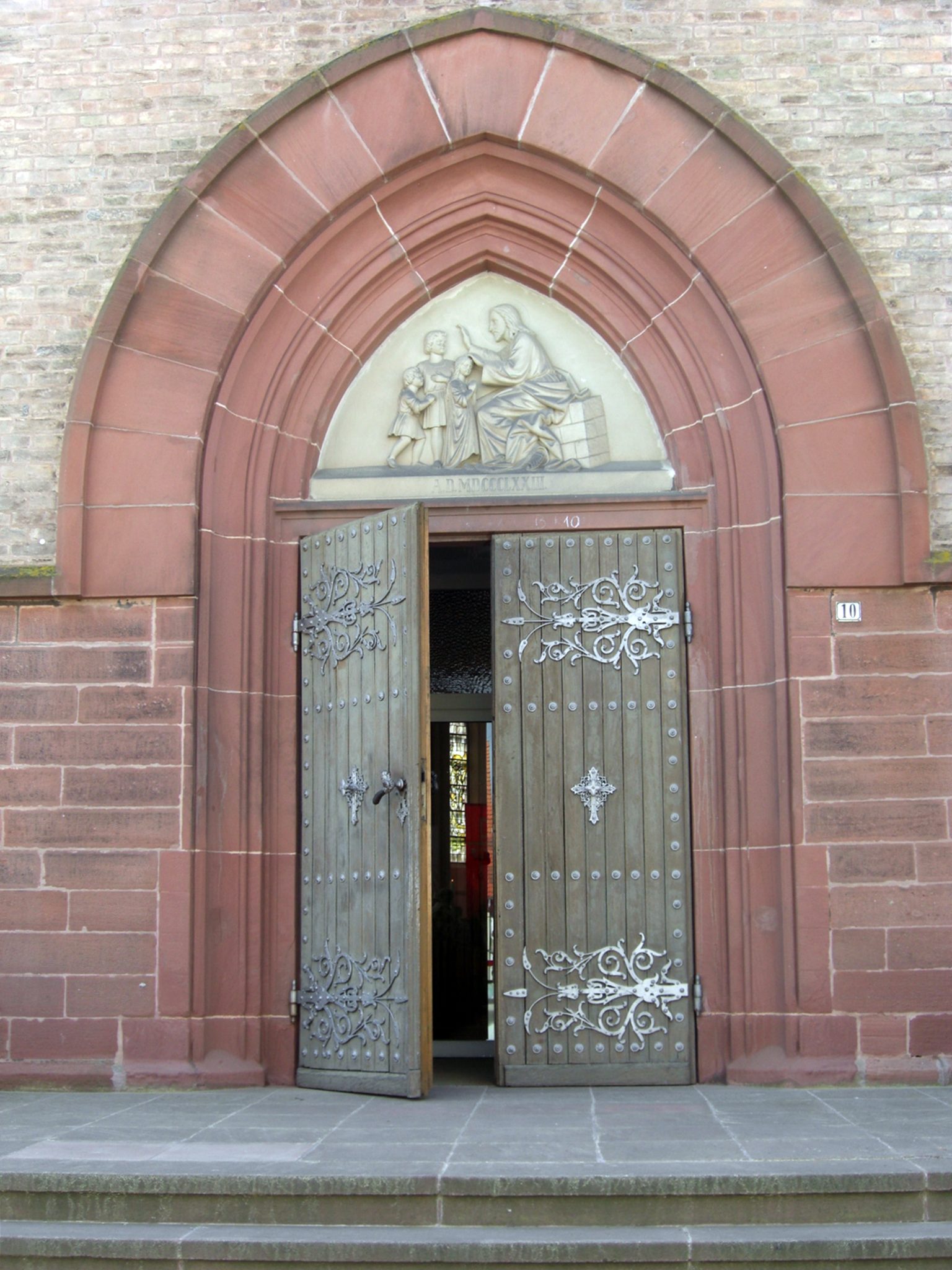 Harthausen: Portal der katholischen Kirche St. Johannes d.T.