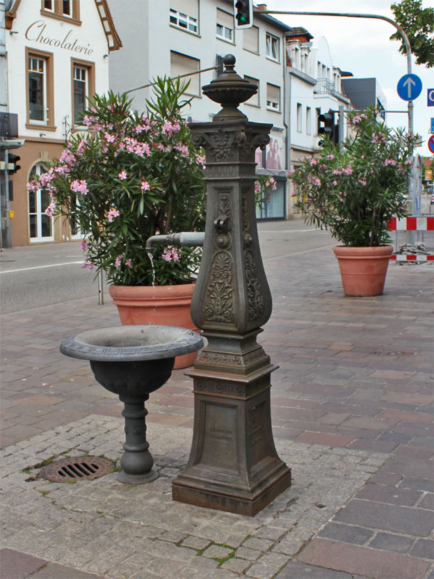 Datei:Sinsheim-Hauptstr-Brunnen-03.jpg