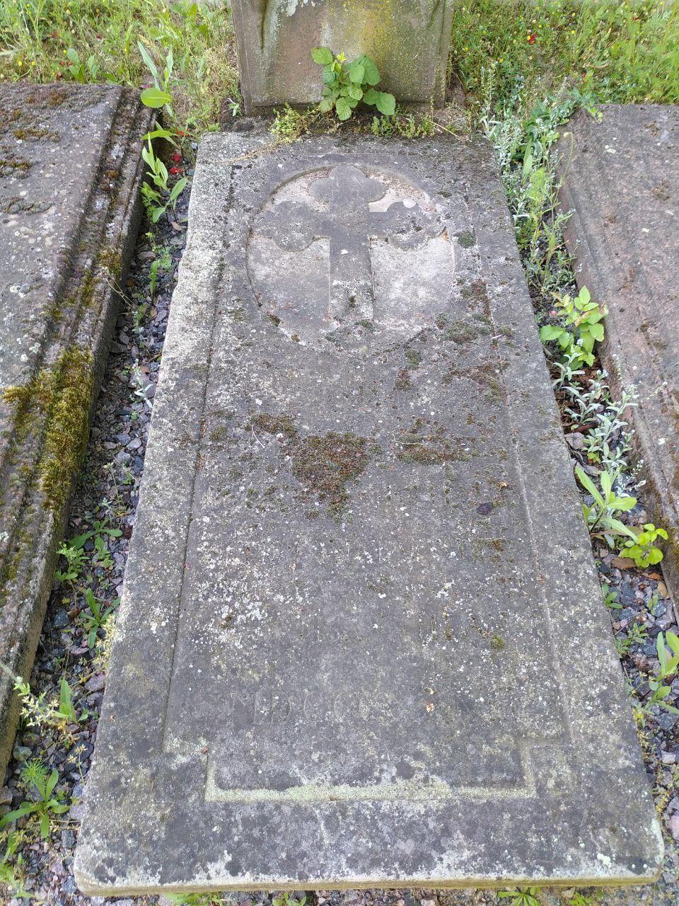 Eine von mehreren Grabplatten im Kirchgarten